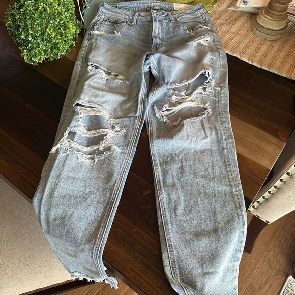 AE "MOM JEANS "DESTROYED DENIM NWT SIZE 10 - Picture 1 of 4